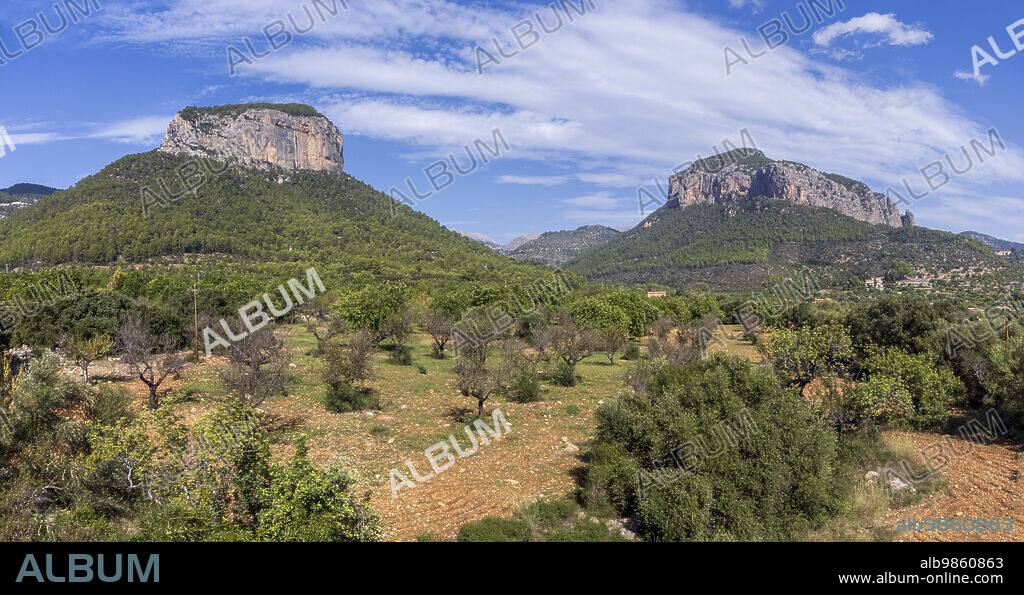 Puig del Castell d'Alaró 822 m and Puig d'Alcadena 817 m, Alaro, Majorca, Balearic Islands, Spain.