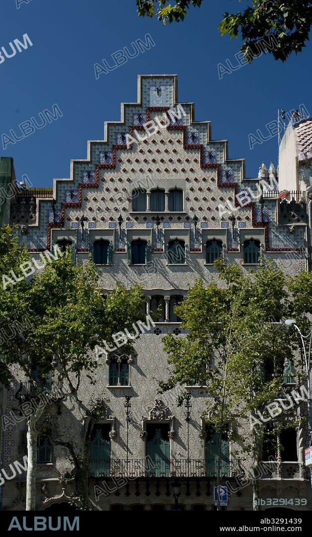 JOSEP PUIG I CADAFALCH. Casa Amatller, 1898-1900. Fachada con esgrafiados,  cerámica y forja.  Mezcla del gótico catalán y  del flamenco, enla parte superior de la misma. Modernismo. Barcelona.