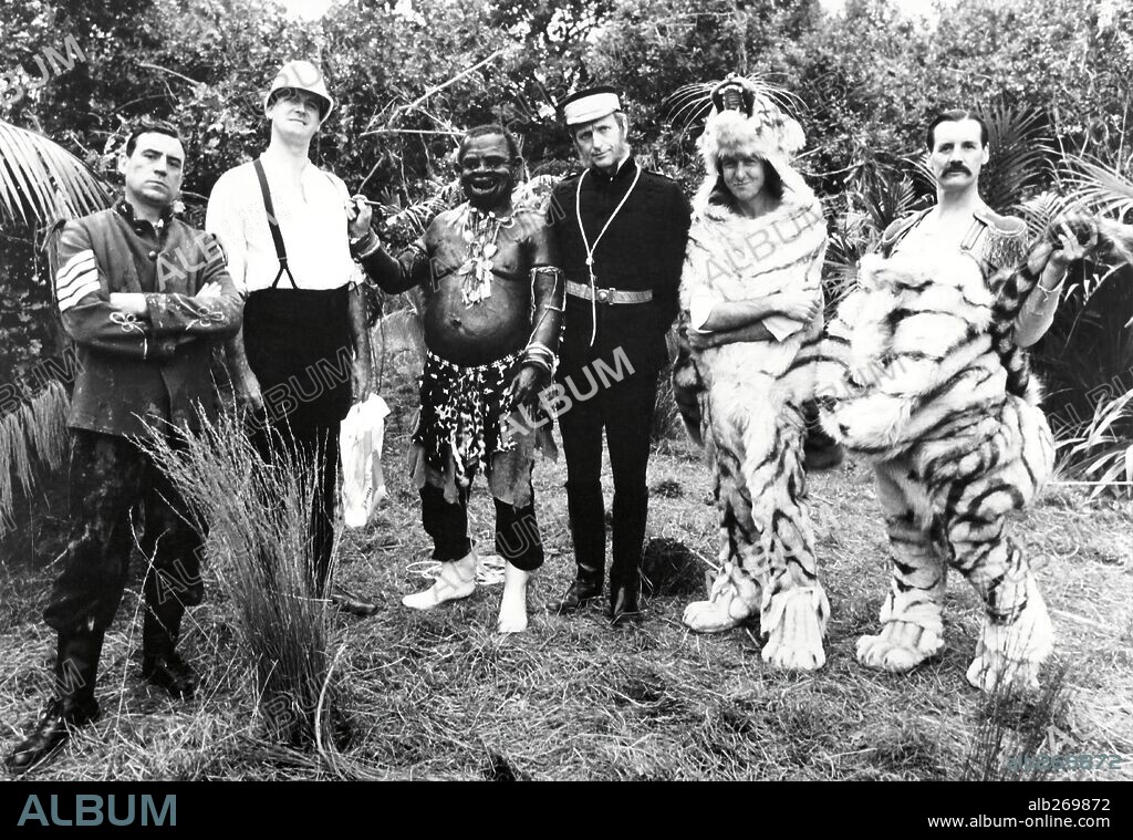 ERIC IDLE, GRAHAM CHAPMAN, JOHN CLEESE, MICHAEL PALIN, Monty Python, TERRY GILLIAM et TERRY JONES dans THE MEANING OF LIFE, 1983, réalisé par TERRY GILLIAM et TERRY JONES. Copyright UNIVERSAL STUDIOS.