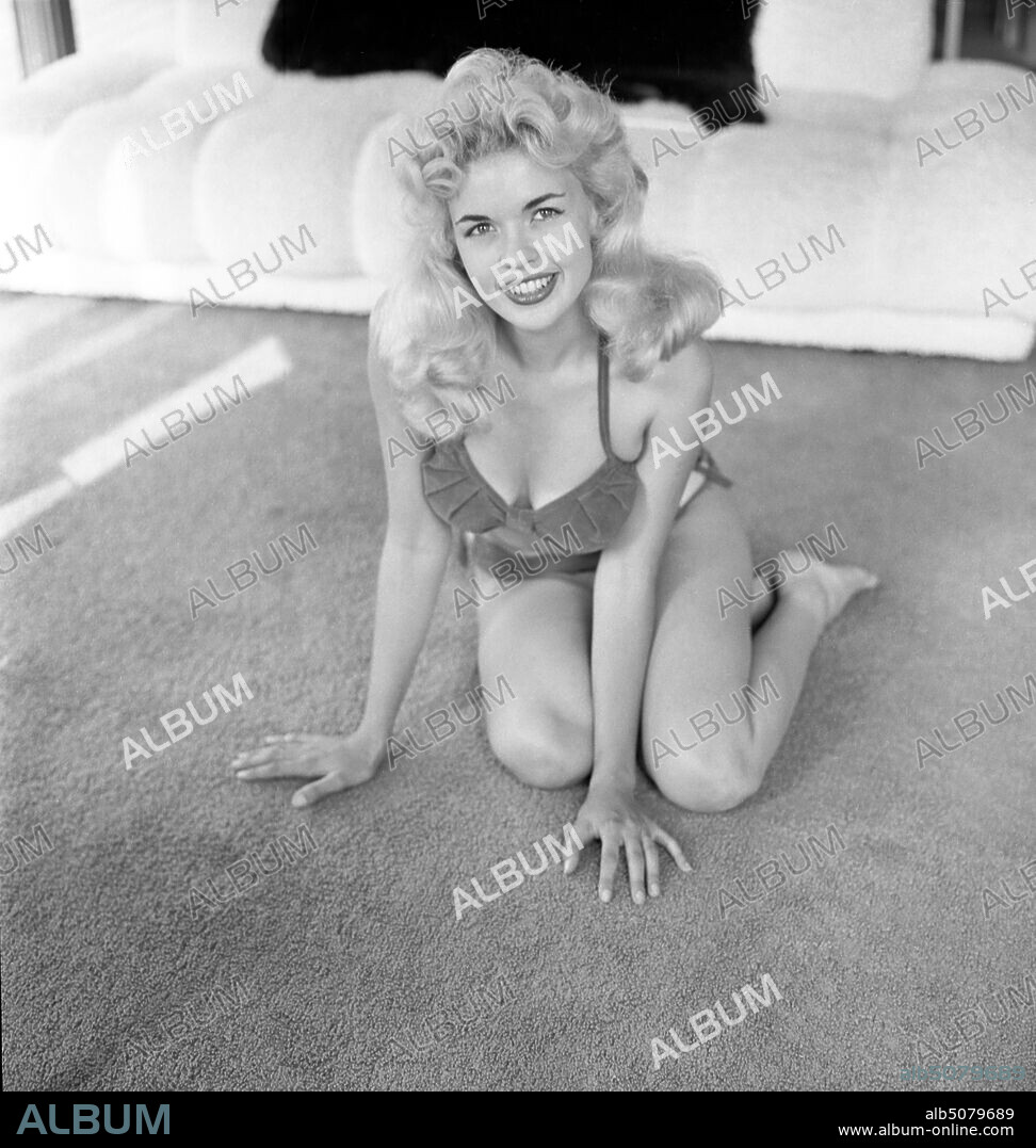 January 1, 1953, Los Angeles, California, USA: A playful JANE MANSFIELD. One of the leading sex symbols of the 1950s and 1960s, film actress Jayne Mansfield was born Vera Jayne Palmer on April 19, 1933 in Bryn Mawr, Pennsylvania.