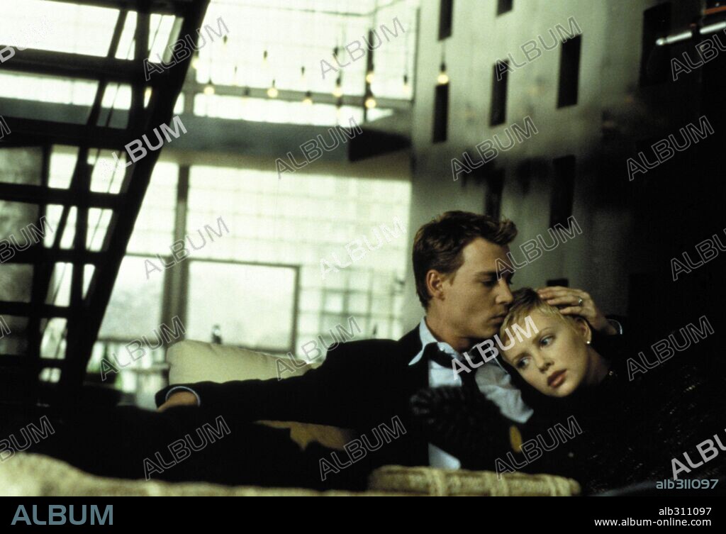 CHARLIZE THERON y JOHNNY DEPP en LA CARA DEL TERROR, 1999 (THE ASTRONAUT'S WIFE), dirigida por RAND RAVICH. Copyright NEW LINE CINEMA.