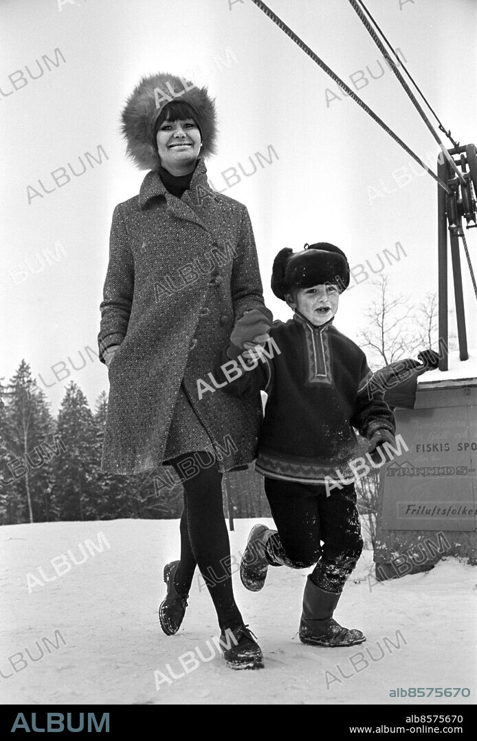 ARKIV 1967-01-26. Fotomodellen och skådepelerskan Inger Taube tillsammans med sonen Jesper under en vinterpromenad 26:e januari 1967.. Foto: Lars Nyberg / XP / SCANPIX / Kod: 34. **AFTONBLADET OUT**.