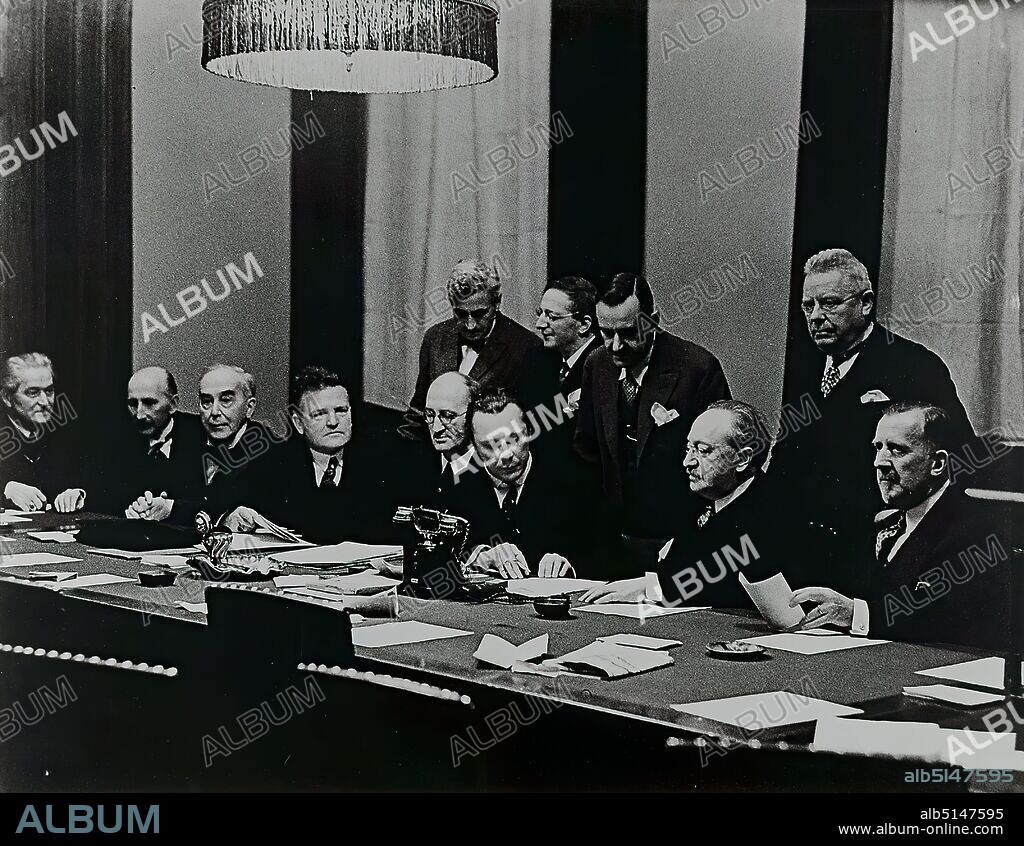 Erich Salomon, Meeting of the Poetry Section of the Academy of Arts, Berlin 1929, Staatliche Landesbildstelle Hamburg, Collection on the History of Photography, silver gelatin paper, black and white positive process, Image size: Height: 27.30 cm; Width: 35.00 cm, Stamp: verso center: PHOTO DR. ERICH SALOMON, REPRESENTED BY, PETER HUNTER, PRESS FEATURES, [address] AMSTERDAM, inscribed: verso and on the cardboard: object inscription of the Staatliche Landesbildstelle: photographer, title, explanation, year, measurements and inventory number handwritten in black, reporting photography, literature, poetry, historical person, artist, writer, poet, author, man, education/science/learning.