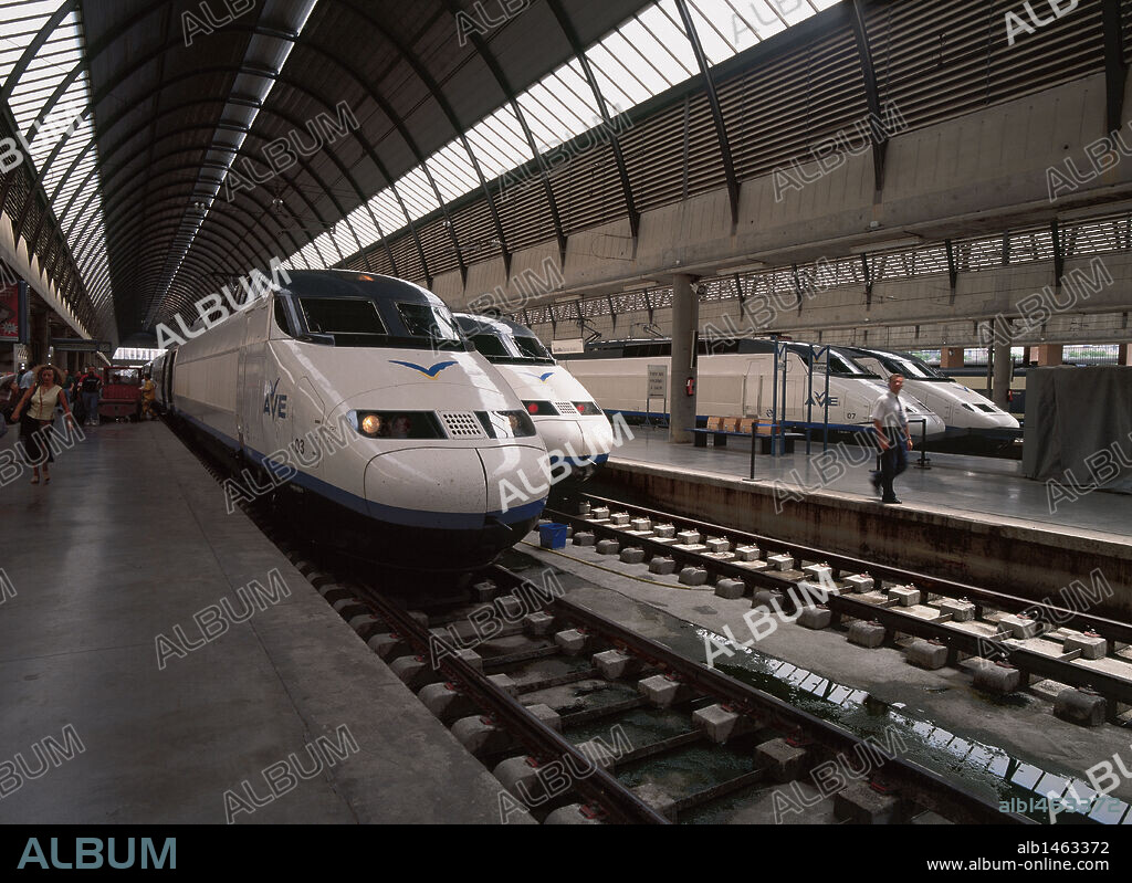 AVE (Tren de ALTA VELOCIDAD ESPAÑOL). Trenes estacionados en el andén de la ESTACION DE SANTA JUSTA. SEVILLA. Andalucía. España.
