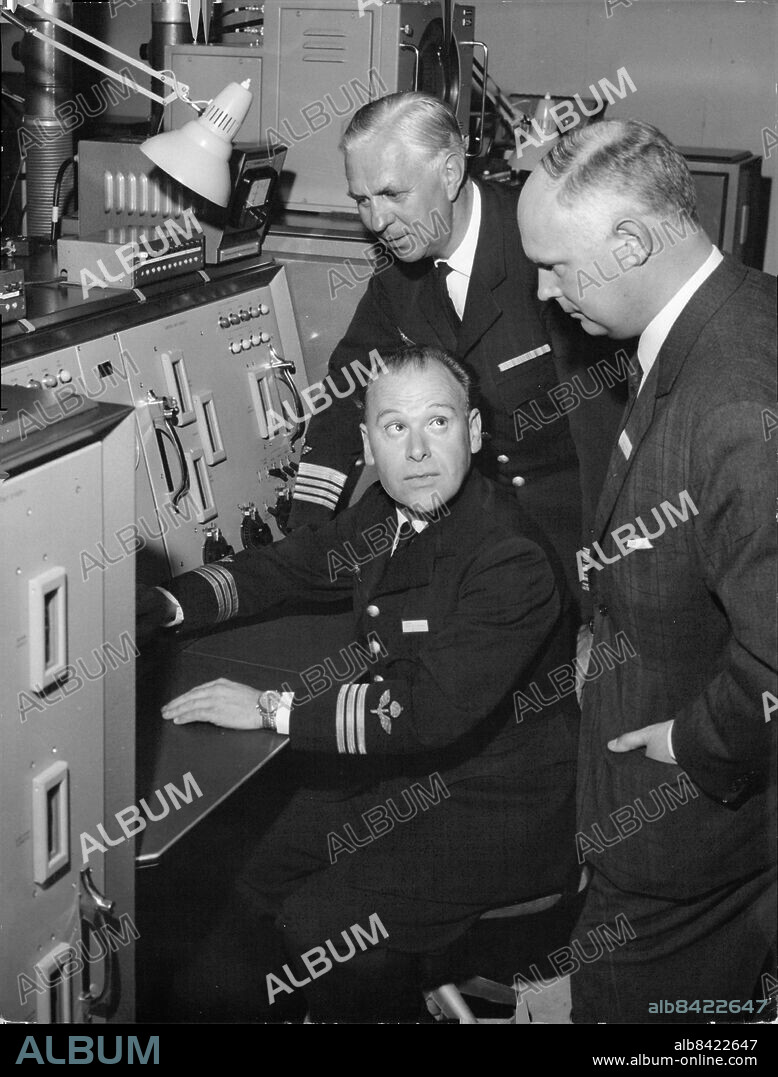 Hägernäs 1959-09-03. Radarexperten, kapten Johan Persson, vid den nya simulatorns kontrollenhet tillsammans med överste T. Sjölin och mr John Bolton vid stridsledningsskolan i Hägernäs. Foto: Gunnar Lantz / SvD / TT / kod 12014.