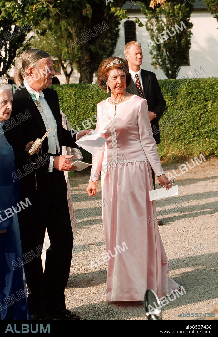 1999-11-09 - Brudparet Friherrinnan Christina-Louise (Tina) Silfverschiöld och Hans de Geer på Koberg med hela kungafamiljen - här Niclas Silfverschiöld med makan Desirée -. *** Local Caption *** The Swedish Royal Family. PELLE LUND.