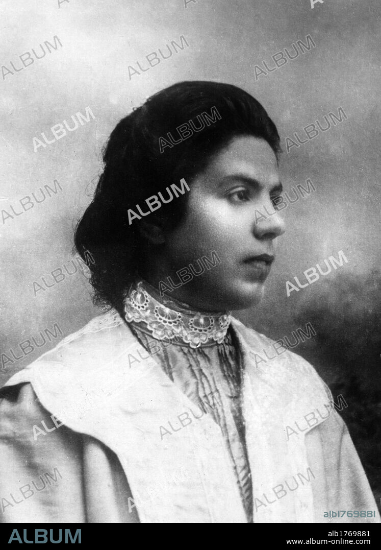 Grazia Deledda in a photograph from her youth. A young Grazia Deledda, Italian writer and translator.