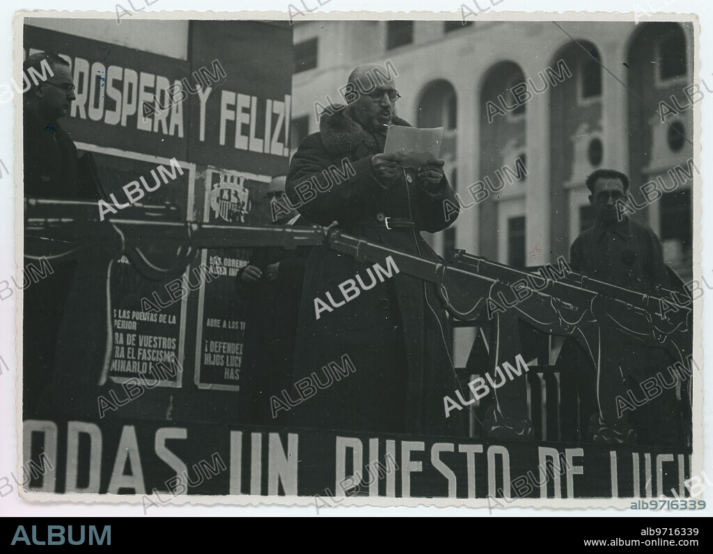 Valencia, 11/12/1936. León Felipe leyendo un discurso durante la inauguración de la Tribuna instalada por el Ministerio de Propaganda de la II República en la Plaza de Castelar. Tras él se encuentra Antonio Machado. Foto: Finezas.