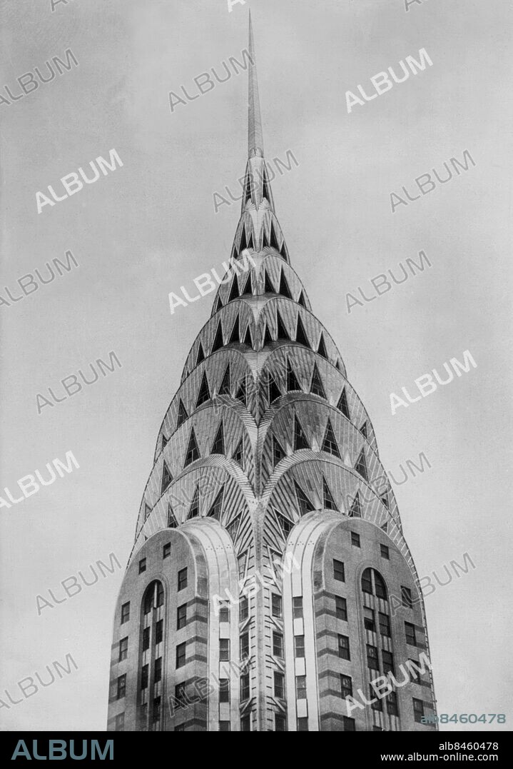 Orig. bildtext... WOLKENKRATZER-KUPPEL AUS NIROSTA-STAHL. Die obersten Stockwerke und die Spitze des kürzlich vollendeten Chrysler Building in New York, das mit 310 Meterm Höhe den Eiffelturm um 10 Meter übertrifft und damit das grösste Bauwerk der Erde ist, sind gänzlich mit dem deutschen nichtrostenden Stahl verkleidet. Infolge der facette-artigen Anordnung der Flache bricht sich das Licht in den Flächen und macht den Riesenbau auf viele Meilen Entfernung erkennbar. Anm. Spetsar Skyskrapor Spira CD288 sites: NEW YORK;USA.