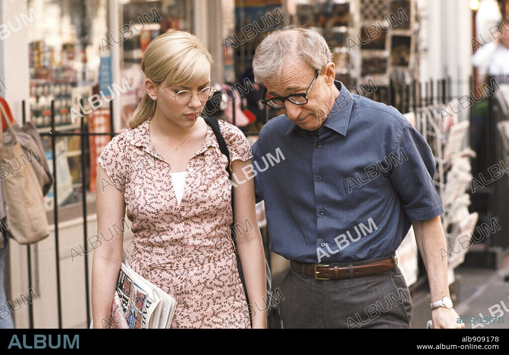 SCARLETT JOHANSSON and WOODY ALLEN in SCOOP, 2006, directed by WOODY ALLEN. Copyright BBC FILMS/INGENIOUS FILM PARTNERS/INGENIOUS MEDIA/JELLY ROLL.