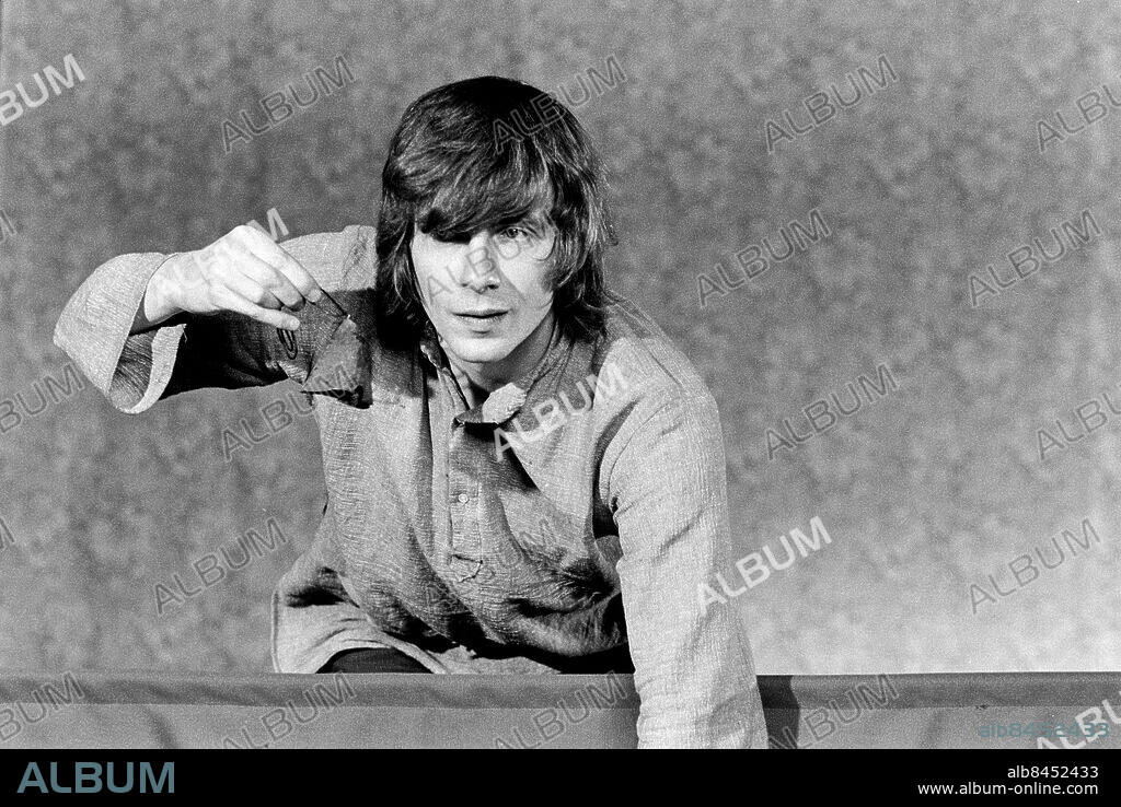 1971-11-20.. DET BARA HÄNDER. Barnprogram i TV av Staffan Westerberg och Lasse Dahlberg.. Sänt 1972-01-12.. Här ses Staffan Westerberg, regissör, dramatiker och skådespelare.. Foto: Bo-Aje Mellin / RiR / SVT / Kod: 5600. Notis publ. i RiR 3/72 sid. 21.. RiR 20316 sv/v neg.
