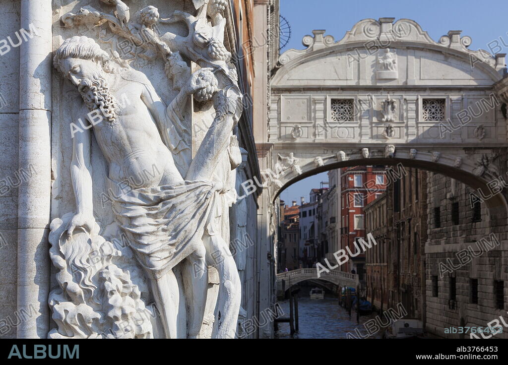 The Bridge of Sighs and Palazzo Ducale (Doges Palace), Venice, UNESCO World Heritage Site, Veneto, Italy, Europe.