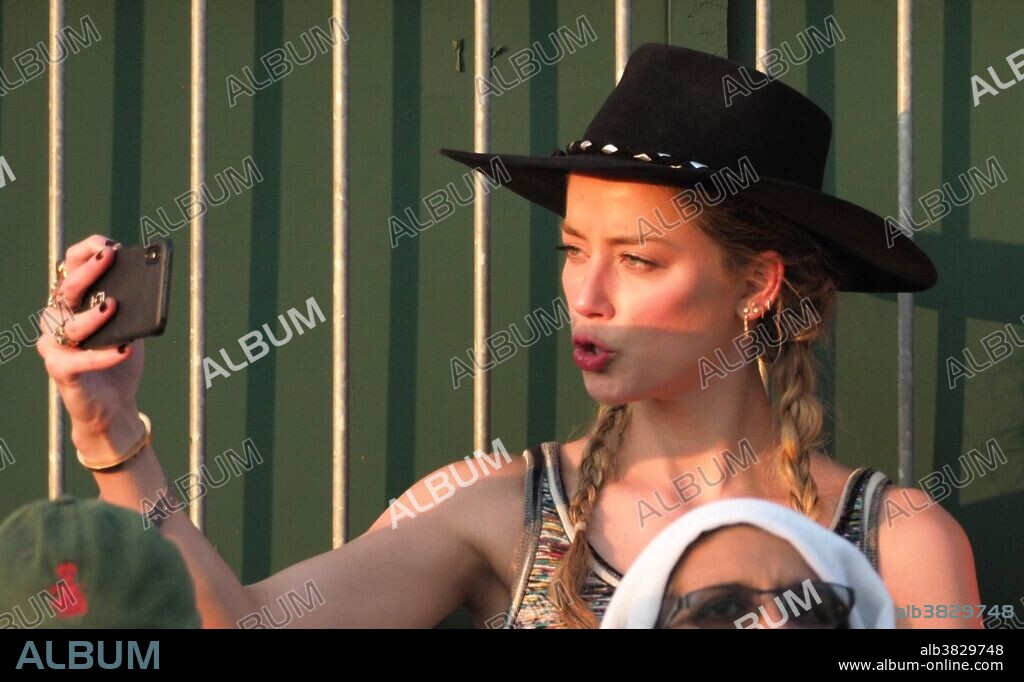 AMBER HEARD. LONDON, ENGLAND - JULY 06: Amber Heard and new her beau 31 year old Vito Schnabel (Heidi Klum's ex Boyfriend)snuggle and stare at each other as they attend day five of the Wimbledon Tennis Championships at the All England Lawn Tennis and Croquet Club on July 6, 2018 in London, England..People: Amber Heard, Vito Schnabel. 06/07/2018