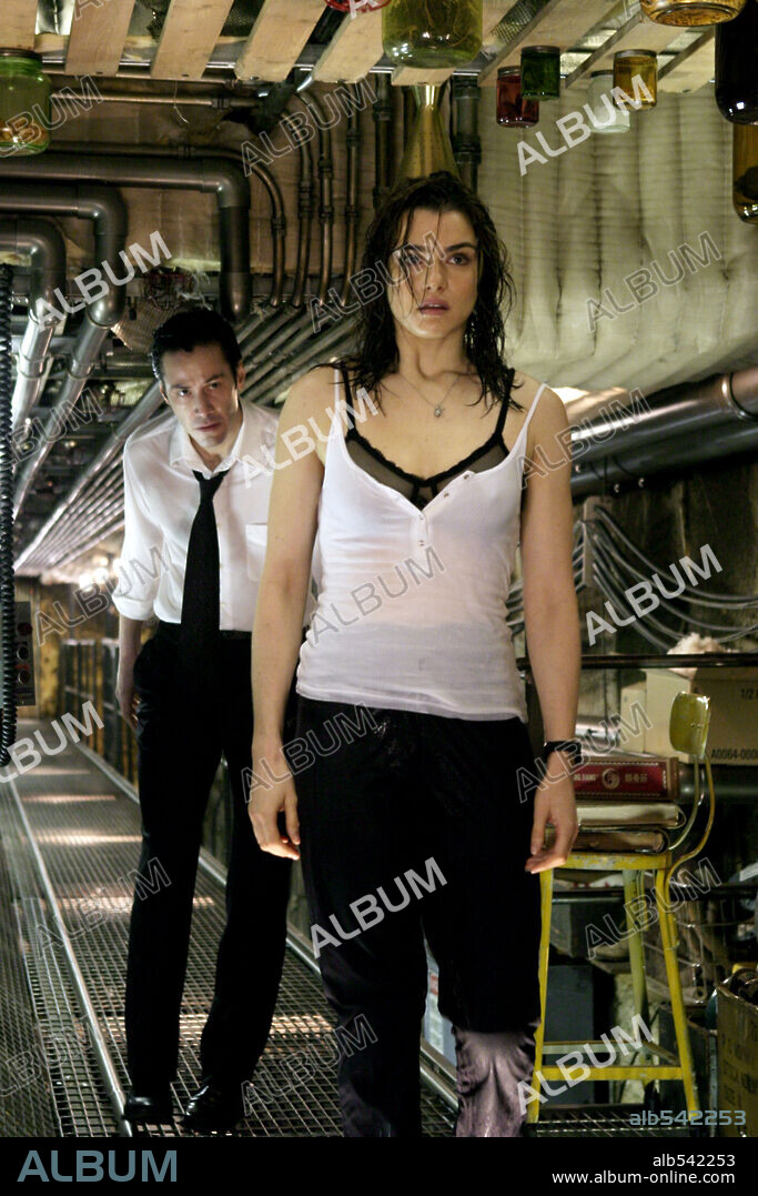 KEANU REEVES and RACHEL WEISZ in CONSTANTINE, 2005, directed by FRANCIS LAWRENCE. Copyright WARNER BROS. PICTURES.