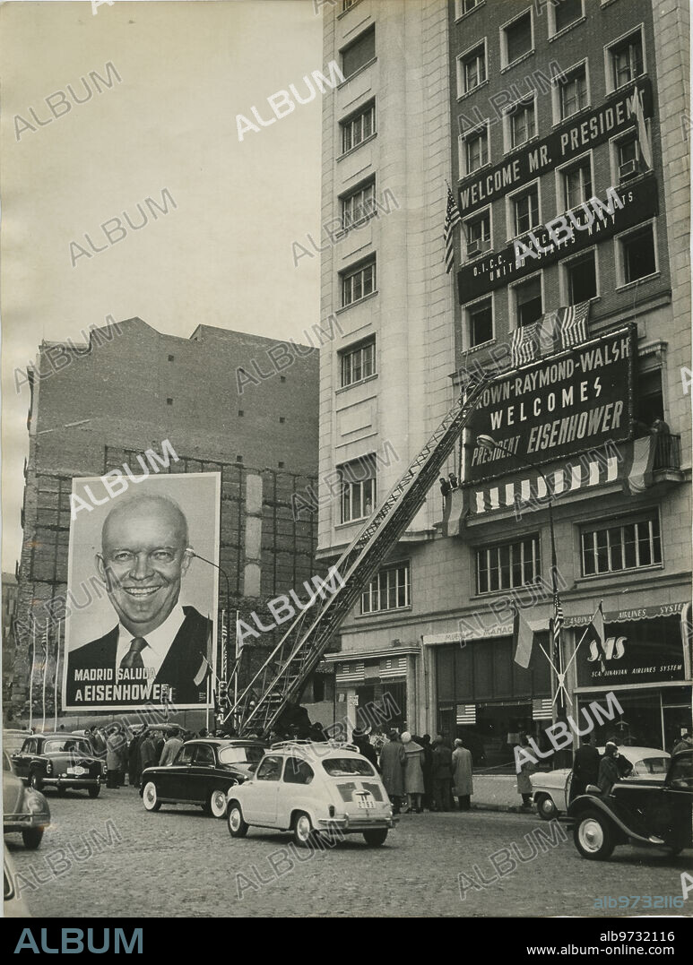 Madrid, 20/12/1959. Preparativos de la visita del presidente norteamericando Dwight D. Eisenhower a España, la primera que realizó un presidente de Estados Unidos. En la imagen, colocando unas pancartas en el edificio España de la Plaza de España.
