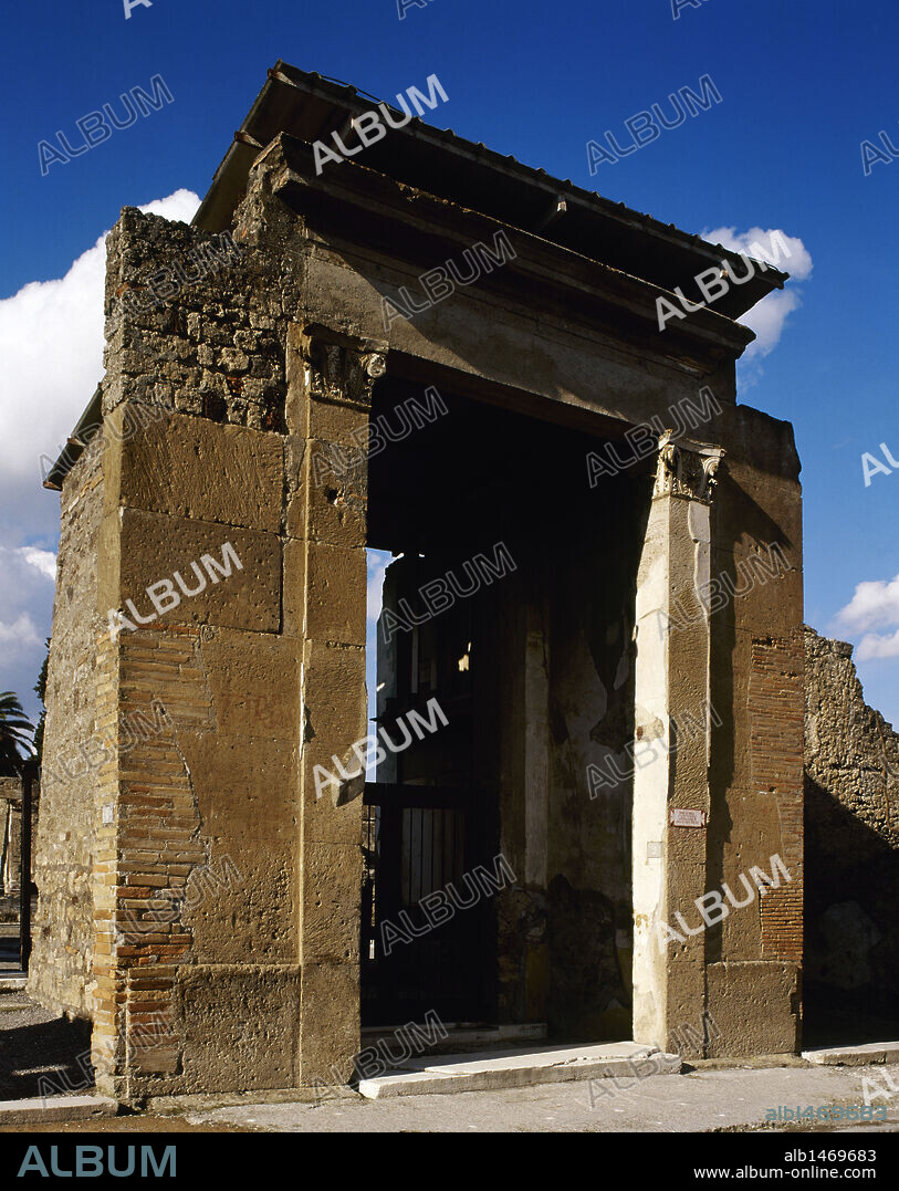 ARTE ROMANO. ITALIA. CASA DEL FAUNO. "Domus" pompeyana construida por Publio Silla (siglo II a. C). Vista general del exterior del "VESTIBULUM" con dos puertas, que daba a la vía de la Fortuna. POMPEYA. La Campania.