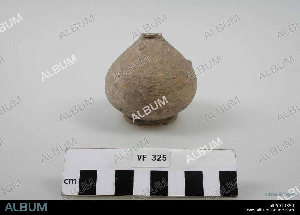 Bag-shaped pot with narrow neck and opening, neck is missing, pot, earthenware, h: 7 cm, diam: 6,7 cm, roman, Netherlands, Utrecht, Bunnik, Fighting.
