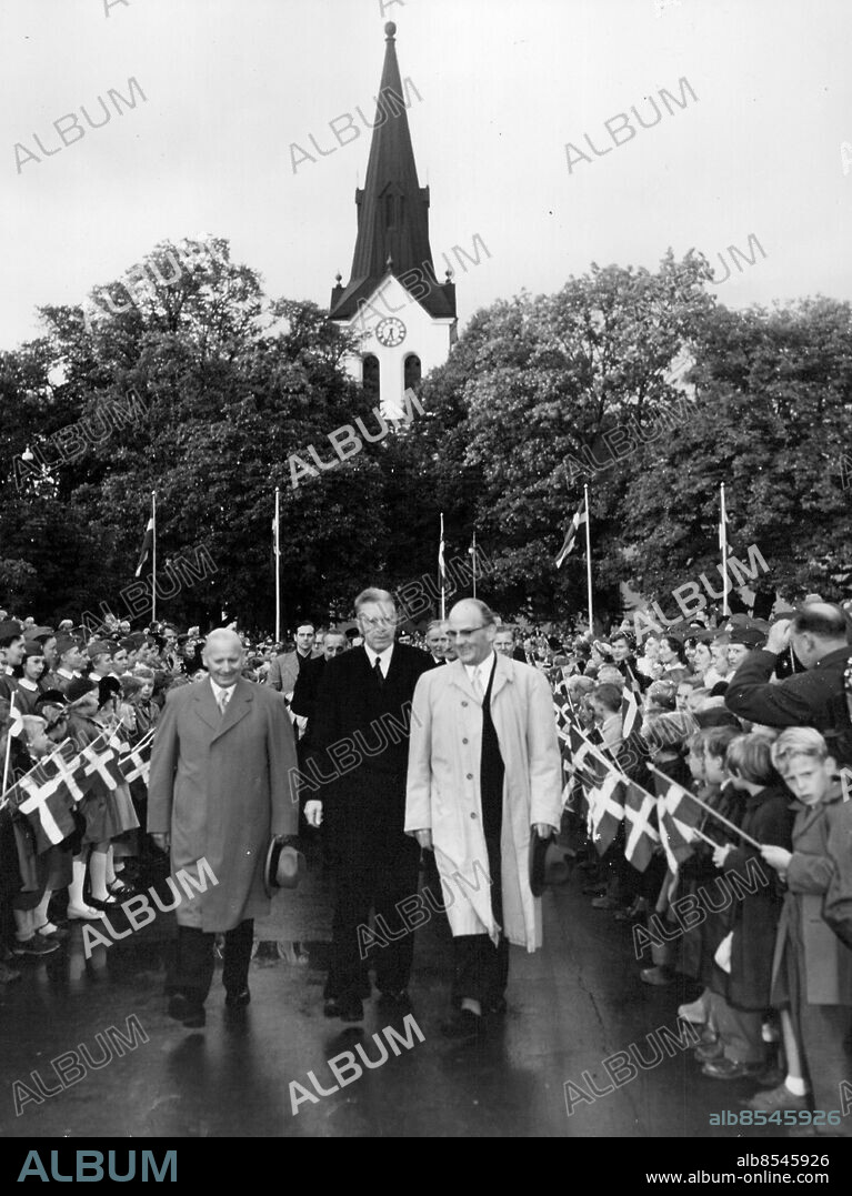 Anderstorp 1954-09-13. Kung Gustaf VI Adolfs Eriksgata i Jönköpings län. Kungen anländer till Anderstorp. På hans vänstra sida går kommunalfullmäktiges ordförande Axel Johansson. Foto: SvD / TT / kod 12014.