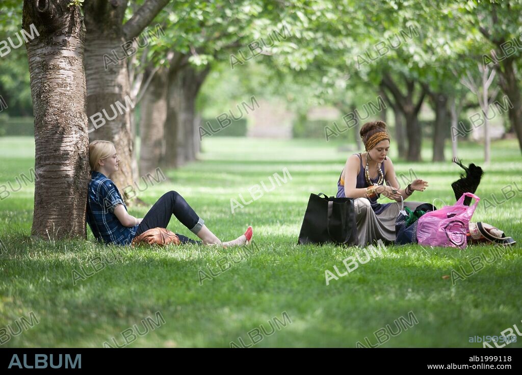 DAKOTA FANNING and ELIZABETH OLSEN in VERY GOOD GIRLS, 2013, directed by NAOMI FONER. Copyright GROUNDSWELL PRODUCTIONS.
