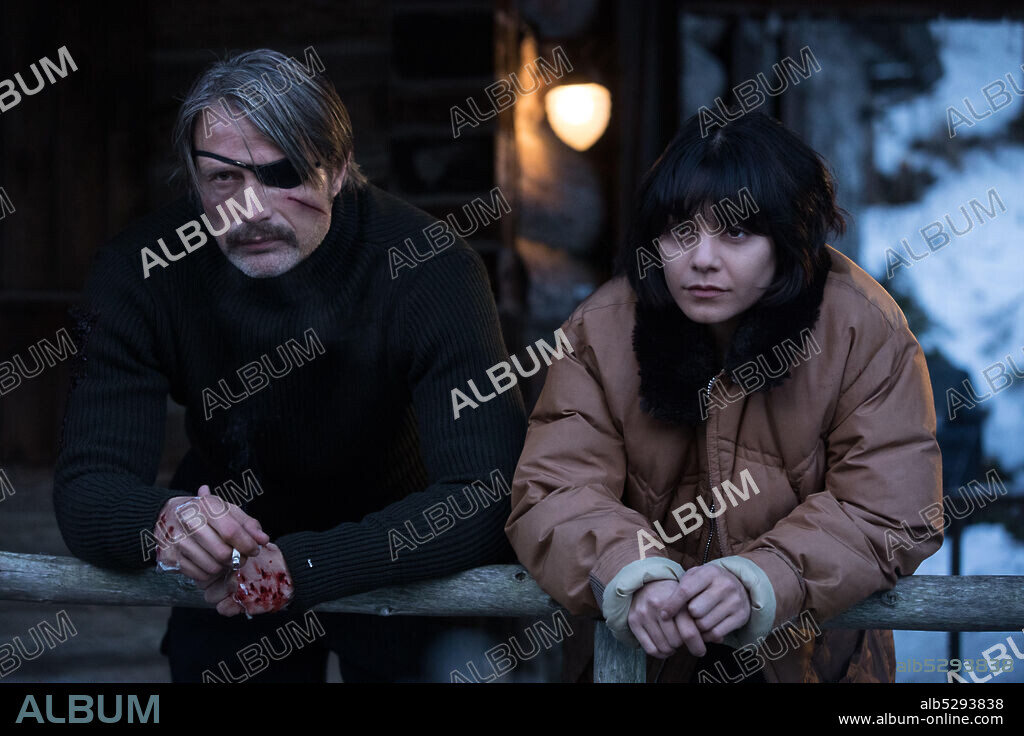 MADS MIKKELSEN y VANESSA HUDGENS en POLAR, 2019, dirigida por JONAS AKERLUND. Copyright CONSTANTIN FILM.