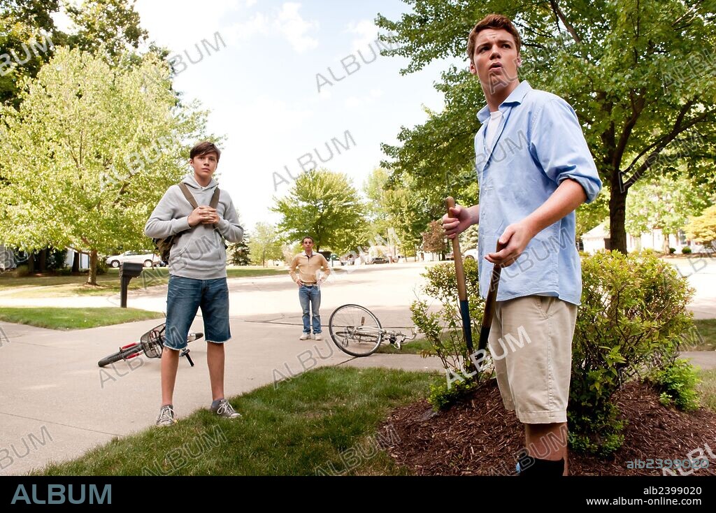 GABRIEL BASSO, MOISES ARIAS y NICK ROBINSON en THE KINGS OF SUMMER, 2014, dirigida por JORDAN VOGT-ROBERTS. Copyright BIG BEACH FILMS/LOW SPARK FILMS.