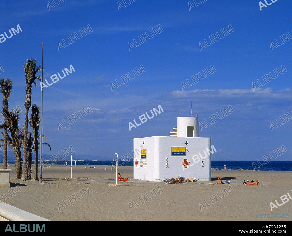 PLAYA-PUESTO DE LA CRUZ ROJA CON BAÑISTAS TOMANDO EL SOL.