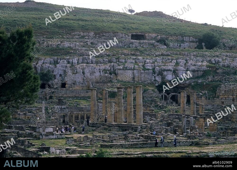 Kyrene / Cyrene / Shahhat (Cyrenaika, Libyen), Unterstadt, Apollonheiligtum, Apollontempel (griechisch, älteste Bauphase 6.Jh.v.Chr.; Neubau um 340 v.Chr.; durch Erdbeben 365 n.Chr. zerstört).-Ansicht des Tempels von Nordosten; dahinter die Felswand mit der Quelle Kyra und der Priestergrotte; auf der Anhöhe die Akropolis.-/ Foto, 2007.