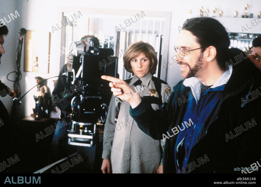 ETHAN COEN et FRANCES McDORMAND dans FARGO, 1996, réalisé par ETHAN COEN et JOEL COEN. Copyright POLYGRAM.