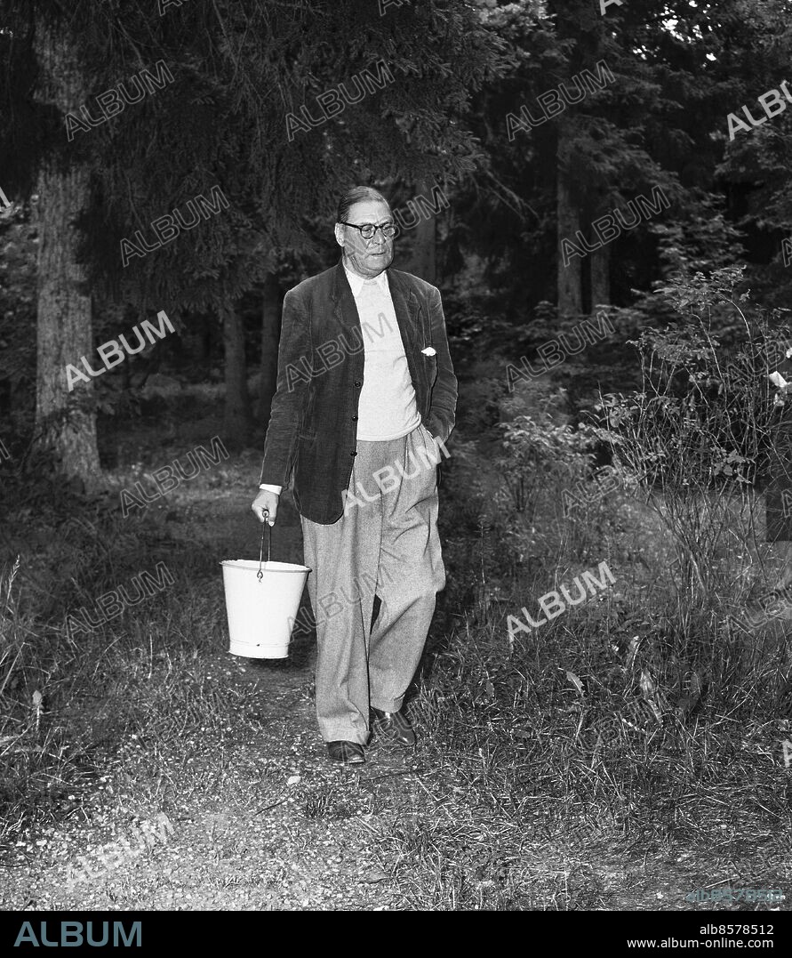 STOCKHOLM 1952-07-19. Gustaf Hellström (1882-1953) författare, journalist, medlem av Svenska Akademien stol 18. hämtar vatten hemma vid stugan i Svartvik.. Foto: Carl Erik Sundström / DN / TT Historical / Kod: 59. **SvD OUT**.