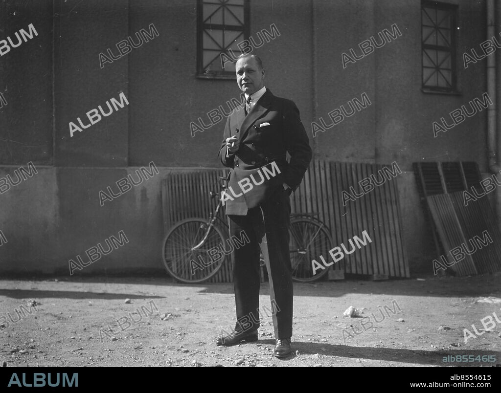 GÖTEBORG 1925-09-01.. (1888-1980) Skådespelare Gösta Cederlund - här utanför Lorensbergsteatern, som han var chef på mellan åren 1923-1924. *** Local Caption *** Låda GT 1925-03 Foto: Kamerareportage / TT / Kod: 2524.