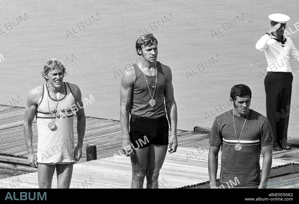 ARKIV MÜNCHEN 1972-09-09. Svenske silvermedaljören Rolf Peterson (t. v.) i herrarnas kanot, K-1 1000 m, vid medaljceremonin med segraren ryssen Alexander Shaparenko (mitten) och trean ungraren Géza Csapó (t. h.) vid de Olympiska sommarspelen i München, Västtyskland 9:e september 1972.. Foto: EPU / TT / Kod: 193.