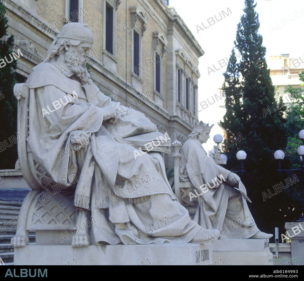 JOSÉ ALCOVERRO. ESTATUAS DE SAN ISIDORO (560-636) Y DE ALFONSO X EL SABIO (1221-1284) EN LA ESCALINATA DE LA BIBLIOTECA NACIONAL - REALIZADAS A FINALE -FOTO AÑOS 2000.
