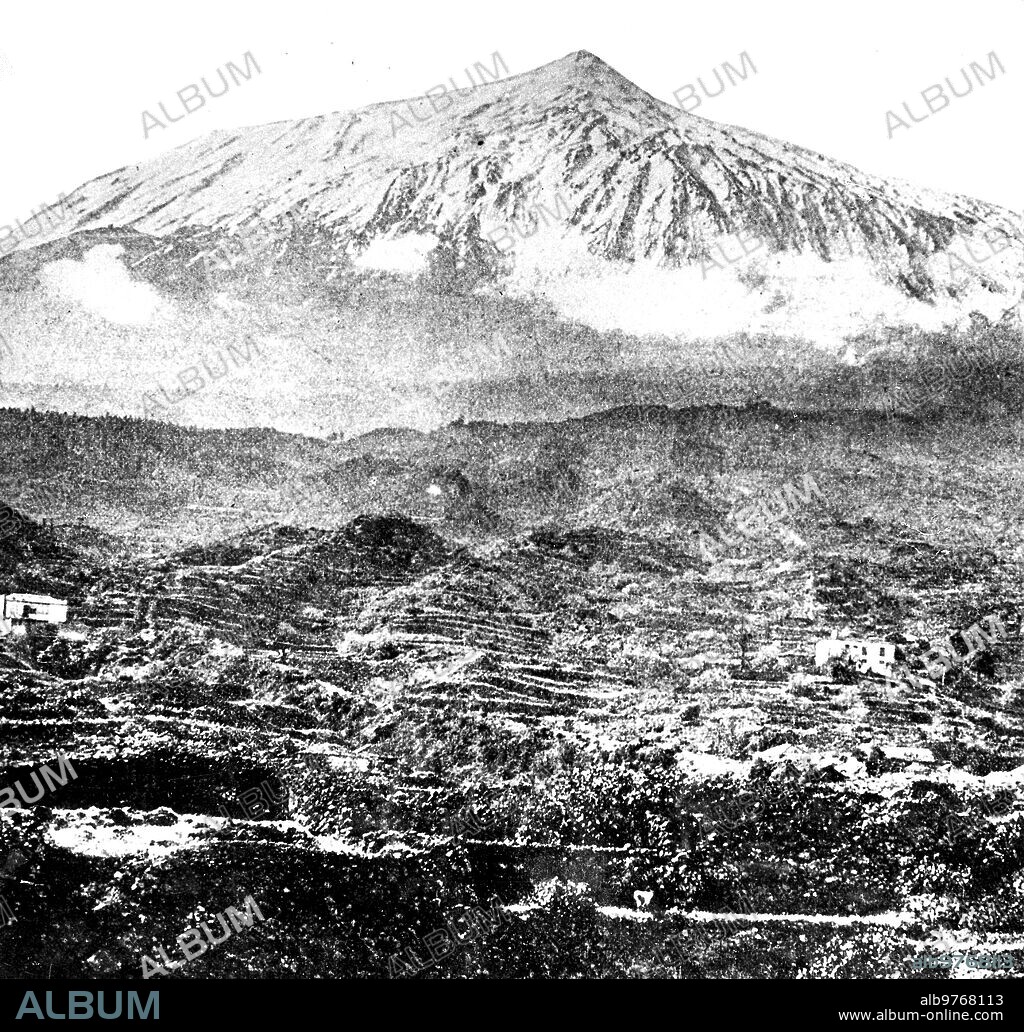Noviembre 1909. El pico de Teide, en Tenerife. En esta Elevada Montaña (3. 715 Metros de Altura) se Han abierto Varios Cráteres que Hace Dias Vomitan enorme cantidad de lava que ha puesto en peligro Muchas Viviendas.