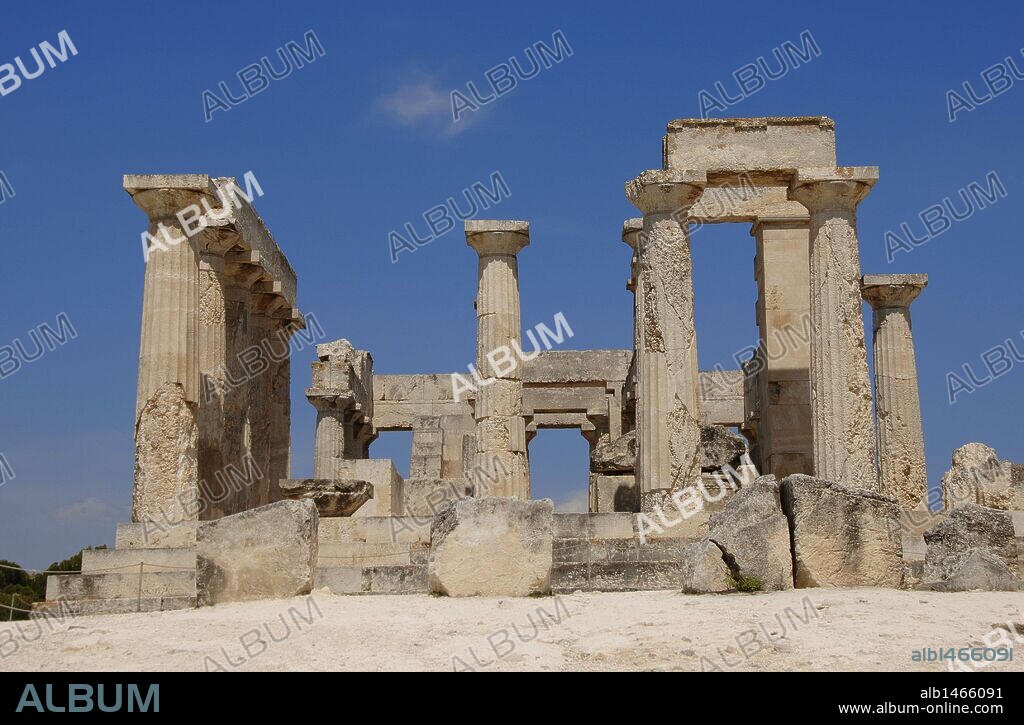 ARTE GRIEGO. GRECIA. TEMPLO DE AFAYA. Edificio dórico, períptero, hexástilo (seis columnas en los frentes y doce en los lados). Fue construido sobre un edificio anterior a comienzos del s. V a. C. con piedra local, caliza de color amarillo recubierta con estuco. ISLA DE EGINA. Islas Sarónicas. Región de Atikí.