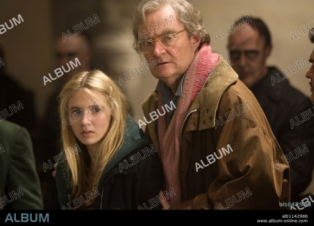 ELIZA BENNETT and JIM BROADBENT in INKHEART, 2008, directed by IAIN SOFTLEY. Copyright NEW LINE CINEMA / CLOSE, MURRAY.