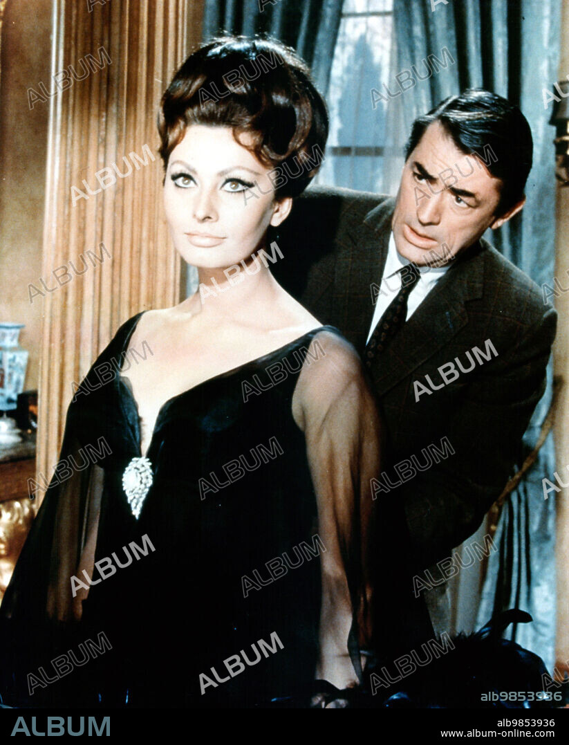 LOREN SOPHIA / LOREN SOFIA 1934/ y GREGORY PECK. GREGORY PECK y SOPHIA LOREN en ARABESCO, 1966 (ARABESQUE), dirigida por STANLEY DONEN. Copyright RANK/UNIVERSAL.