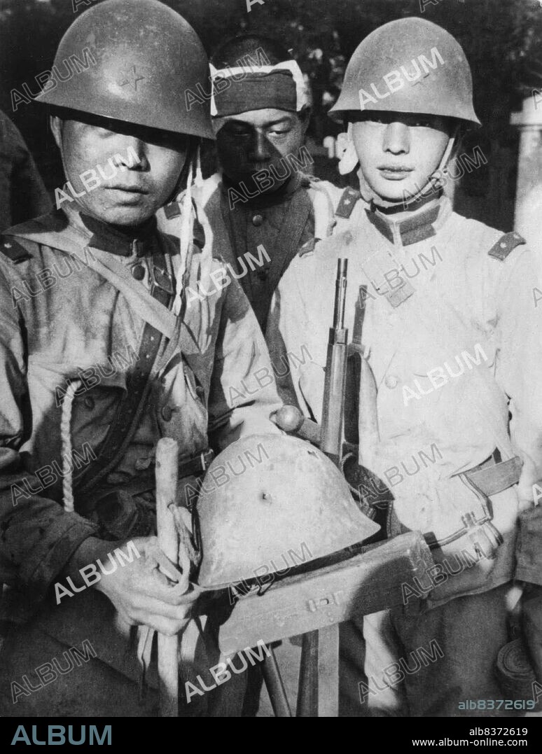 China / Japan: Imperial Japanese soldiers display a bullet China / Japan: Imperial Japanese soldiers display a bullet