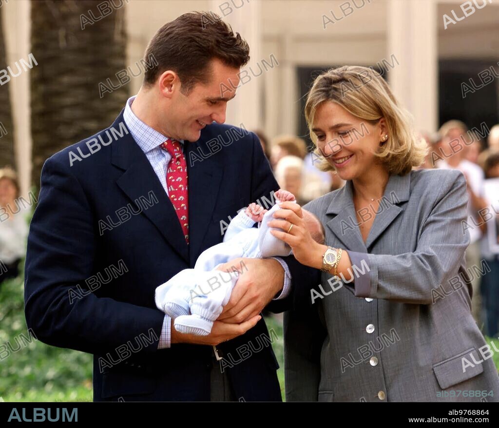 Barcelona. 10/10/1999. La Infanta Cristina agarra la mano de su hijo Juan mientras su marido Iñaki lo sostiene, a las puertas del hosptial donde ha dado ha luz a su primer hijo.