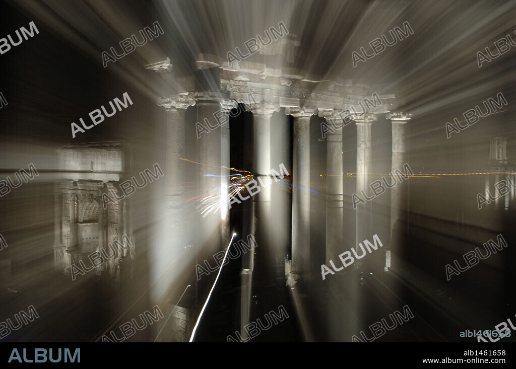 Efectos de las luces que iluminan el Templo de Saturno. Foro Romano. Roma. Italia.