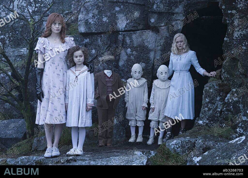ELLA PURNELL, JOSEPH ODWELL, LAUREN MCROSTIE, PIXIE DAVIES und THOMAS ODWELL in MISS PEREGRINE'S HOME FOR PECULIAR CHILDREN, 2016, unter der Regie von TIM BURTON. Copyright CHERNIN ENTERTAINEMENT/ ST. PETERSBURG CLEARWATER FILM COMMI.