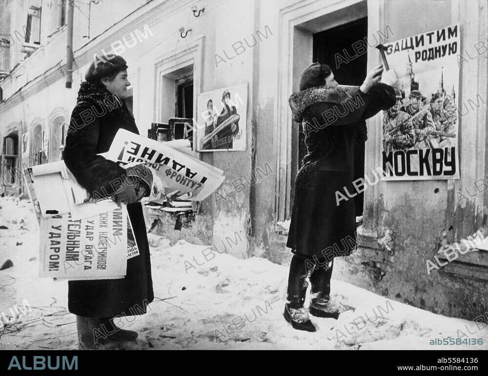 Geschichte:. 2. Weltkrieg / Sowjetunion 1941-45. Bewohnerinnen der Stadt Mohaisk beim Befestigen von Propagandaplakaten der Roten Armee, nach dem Rückzug der deutschen Wehrmacht. Foto, Januar 1942.