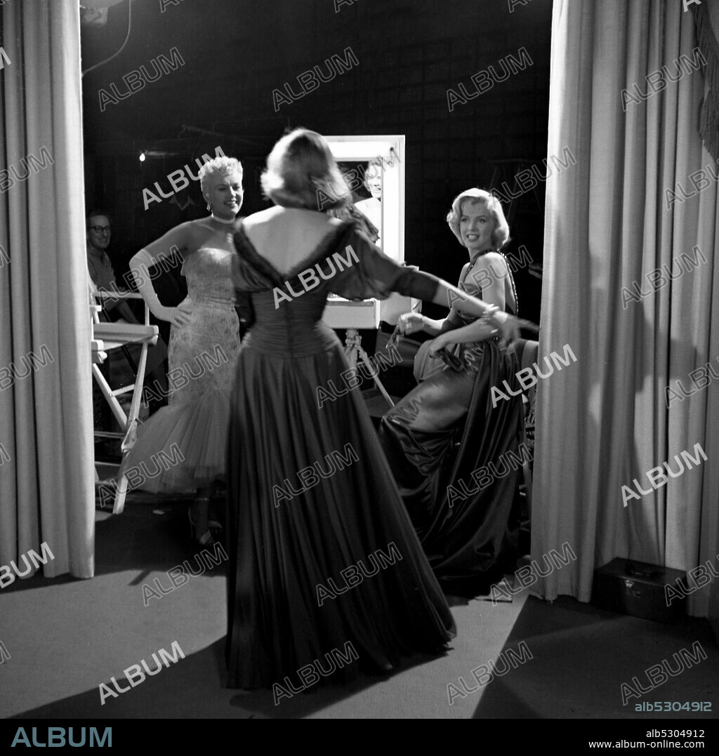 MARILYN MONROE in HOW TO MARRY A MILLIONAIRE, 1953, directed by JEAN NEGULESCO. Copyright ZUMA Wire. Circa 1953, Hollywood, California, USA: American actors from Left, BETTY GRABLE, LAUREN BACALL and MARILYN MONROE on the movie set of 'How To Marry A Millionaire.