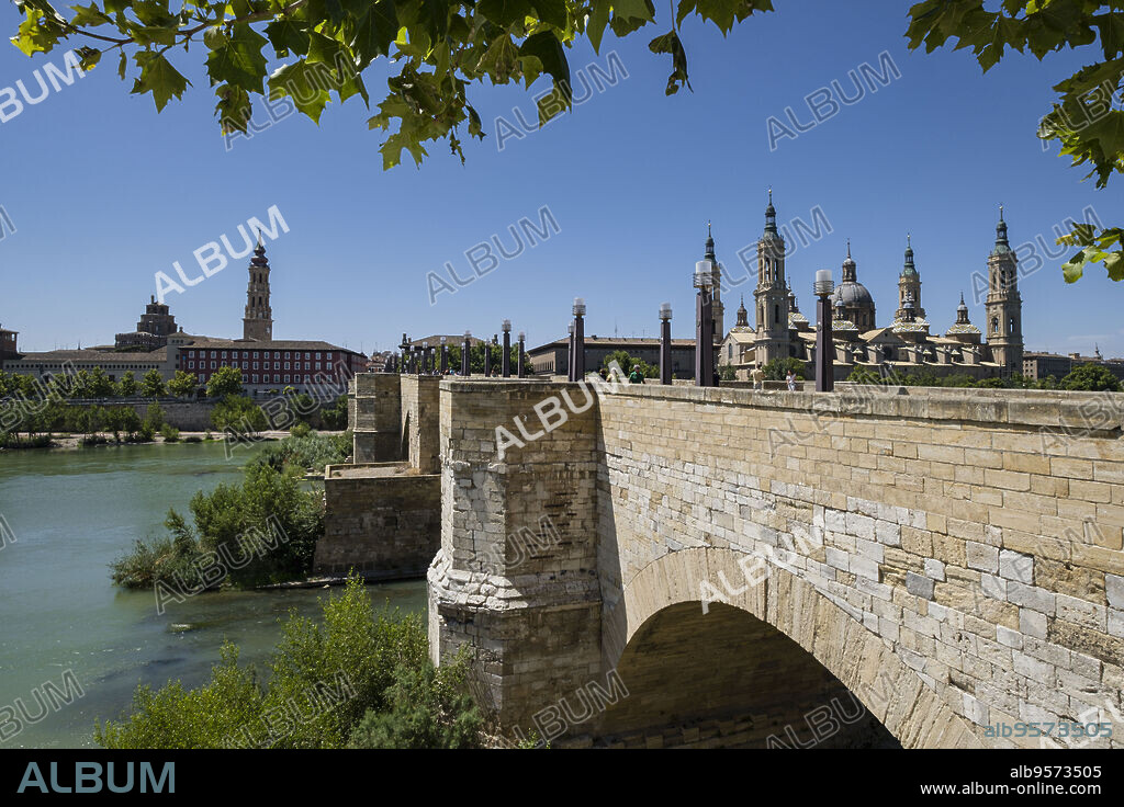 Puente de Piedra sobre el rio Ebro y Basílica de Nuestra Señora del Pilar, Zaragoza, Aragón, Spain, Europe.
