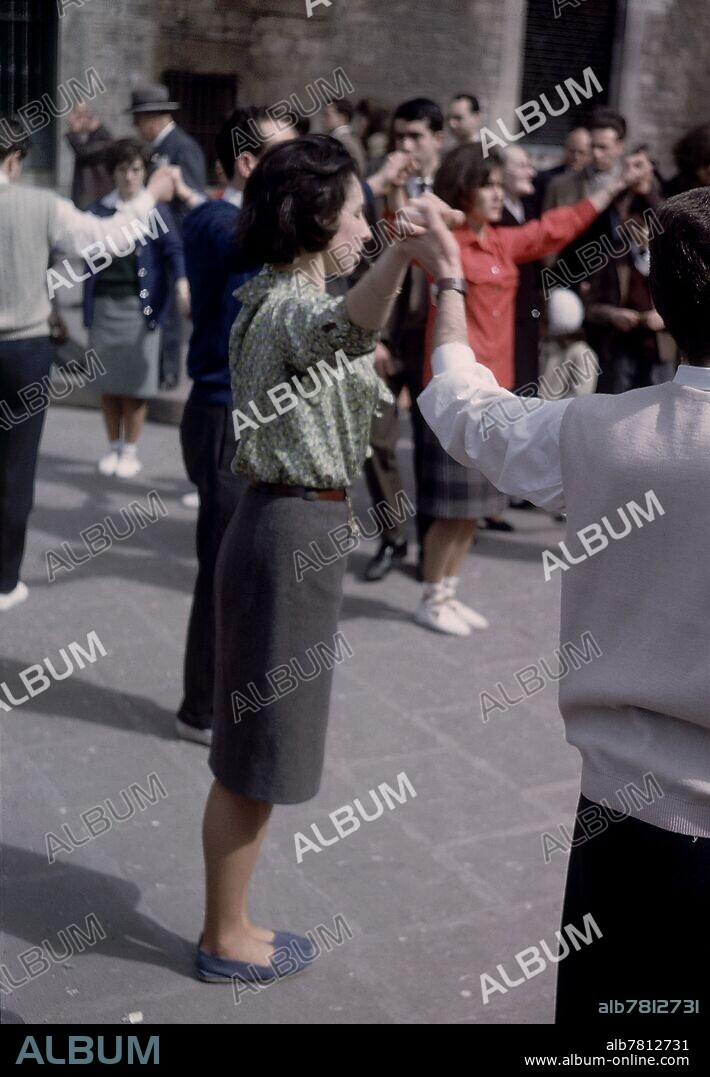 SARDANA - BAILE TIPICO DE CATALUÑA.