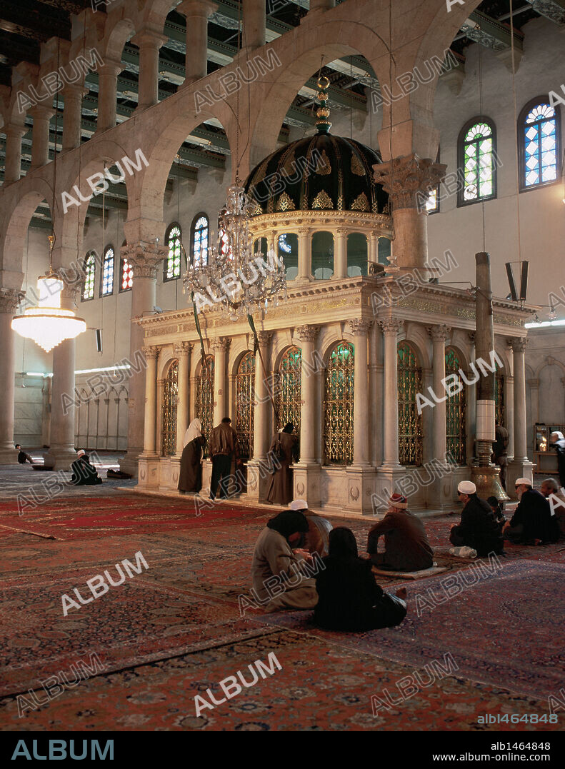 ARTE ISLAMICO. PROXIMO ORIENTE. MEZQUITA DE DAMASCO. Vista parcial del interior de la SALA DE PLEGARIAS O "HARAM", donde destaca el MAUSOLEO DE MARMOL que señala el lugar donde recibió sepultura la cabeza de san Juan Bautista, venerado por los musulmanes como profeta. Edificio de principios del S. VIII. DAMASCO. Siria.