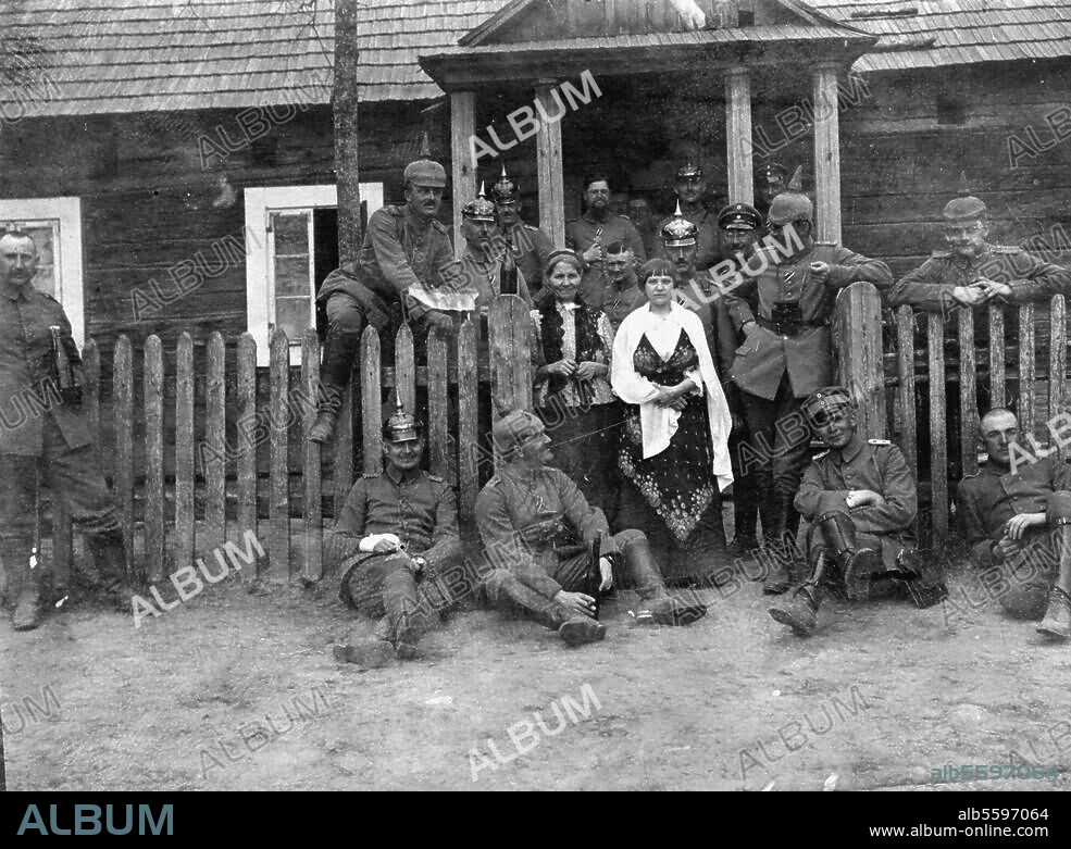 1. Weltkrieg / Ostfront. Bataillonsübung des 17. Reserve-Corps. Gruppenaufnahme vor dem "Offiziers-Casino". Foto, 27.4.1916.