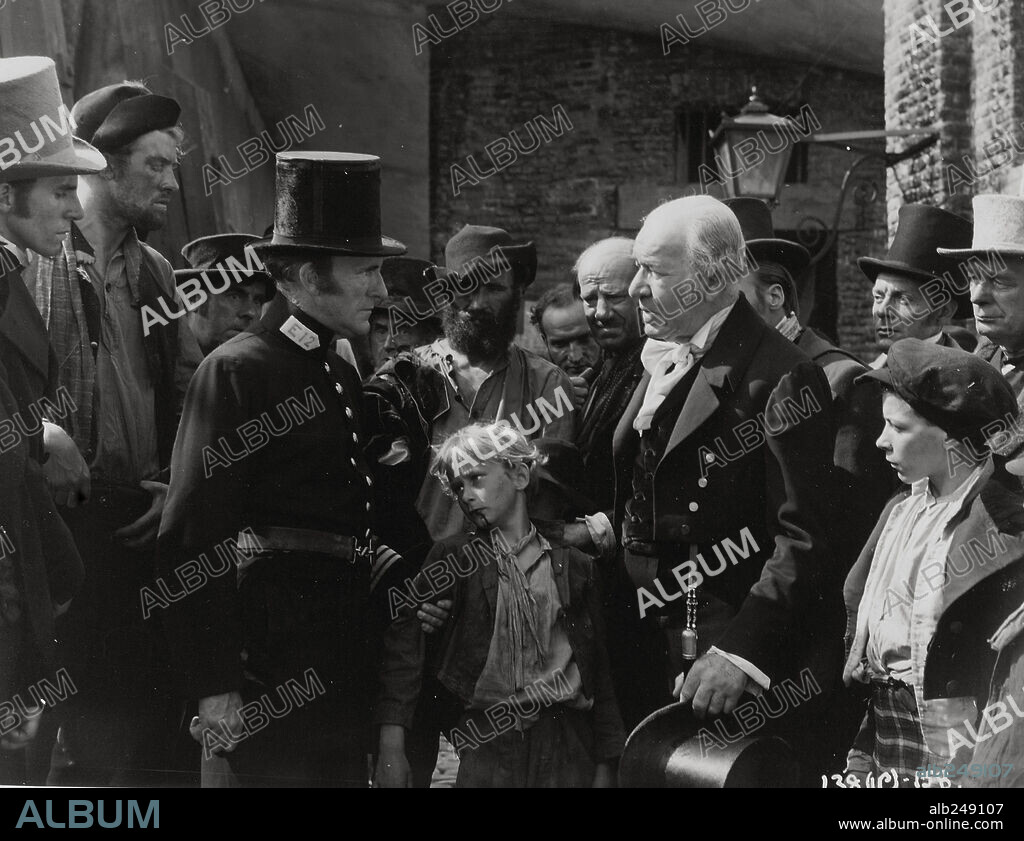 HENRY STEPHENSON y JOHN HOWARD DAVIES en OLIVER TWIST, 1948, dirigida por DAVID LEAN. Copyright CINEGUILD/RANK.