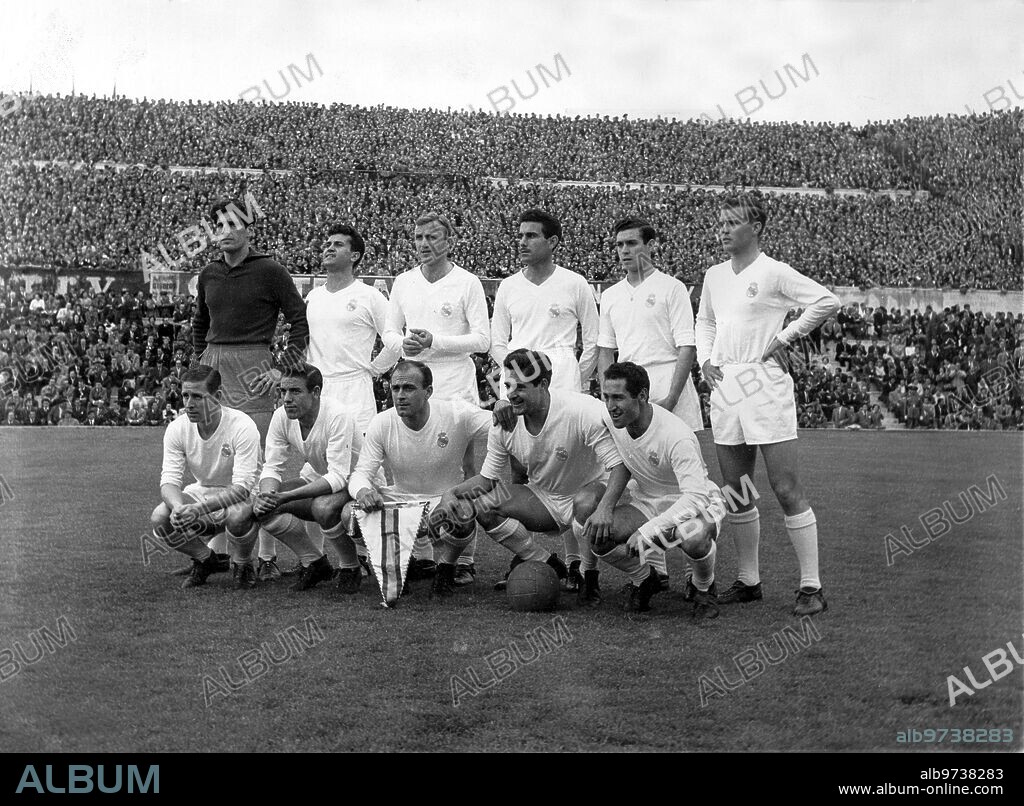 7 mayo 1959. Partido de copa de Europa entre el real Madrid y el Atletico de Madrid donde el Madrid Perdio por 1 A 0. En la foto y en la fila de Atras: Dominguez, Miche, Santamaria, Lesmes, Santisteban y Ruiz. Delante: Kopa, Mateos, Di Stefano, rial y Gento.