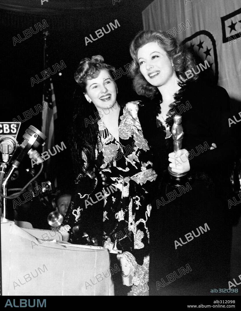 GREER GARSON y JOAN FONTAINE. 15ª Edición de los Premios Oscar / 1943. 
Greer Garson premiada como mejor actriz por "La sra. Miniver". La acompaña la actriz Joan Fontaine. 1943