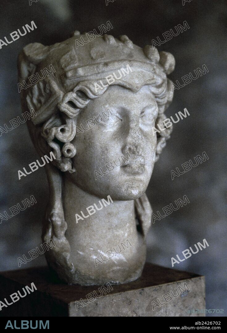 ATENEA PARTHENOS. Diosa griega de la sabiduría, las artes y la guerra. BUSTO DE ATENEA, copia romana del original griego de Fidias del año 438 a. C. Museo del Louvre. París. Francia.